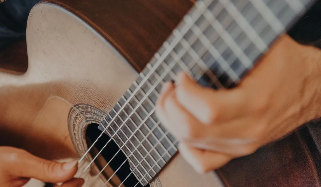 Guitarra criolla: mano izquierda sobre el diapasón