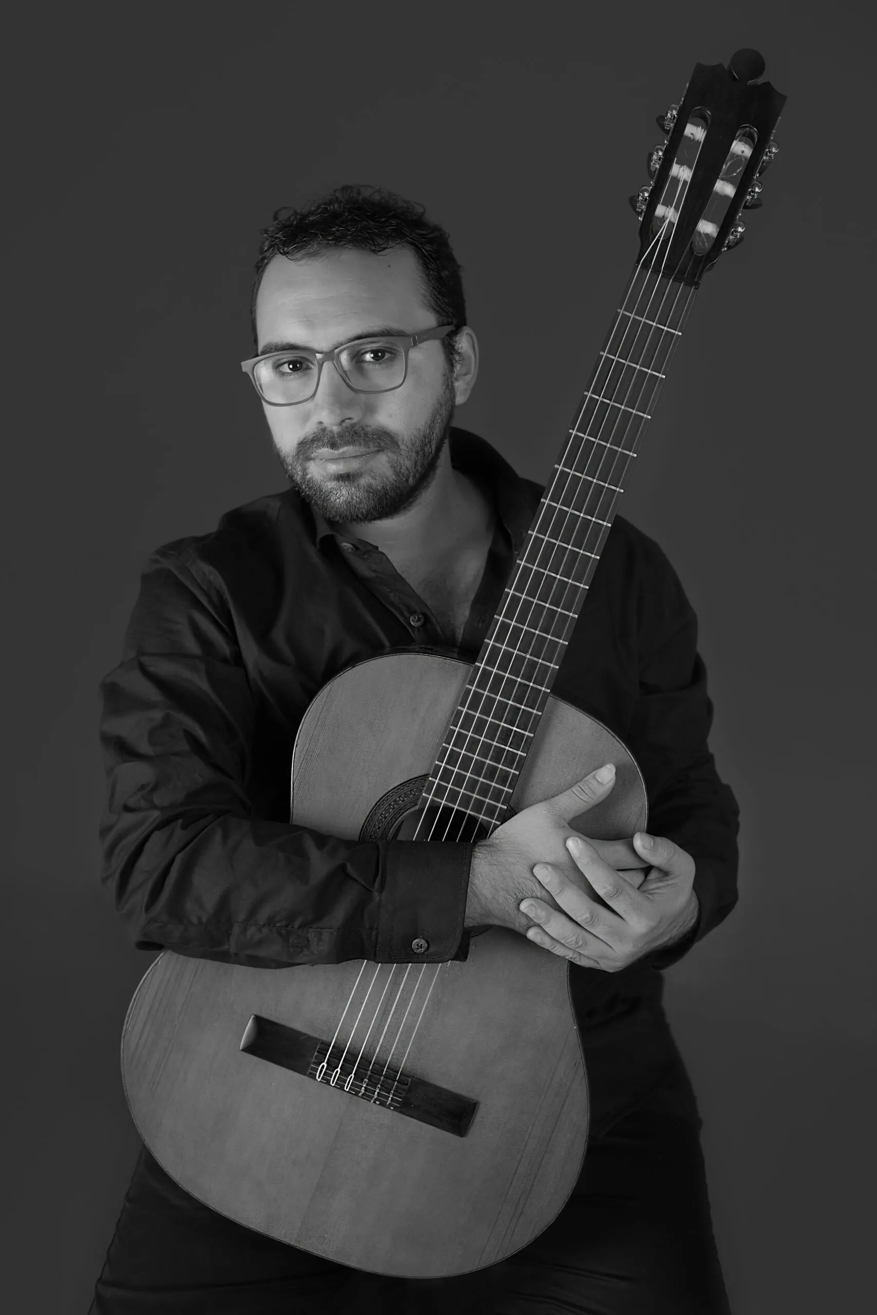 Sebastián Henríquez con su guitarra