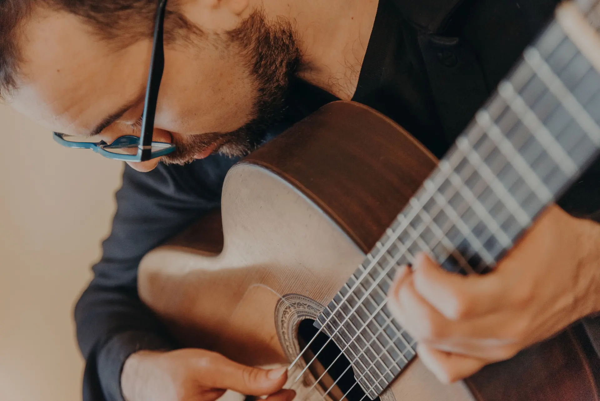 Sebastián Henríquez tocando la guitarra