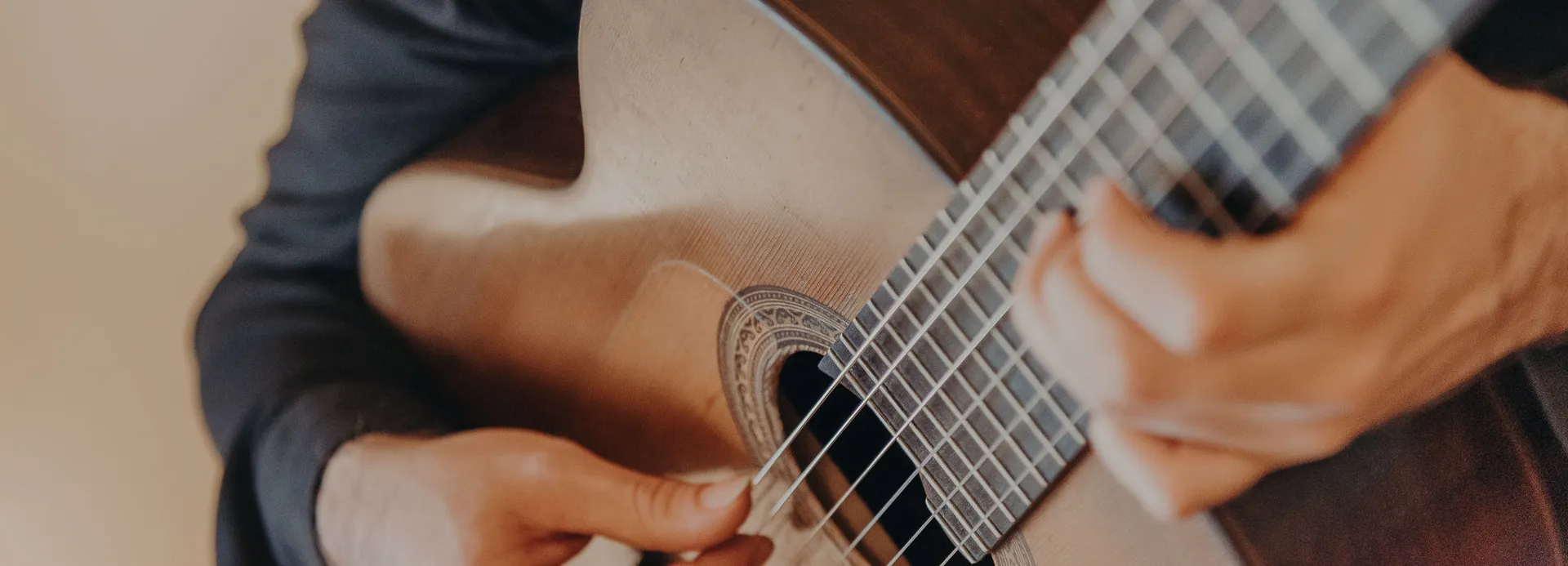 Manos de Sebastián Henríquez sobre la guitarra