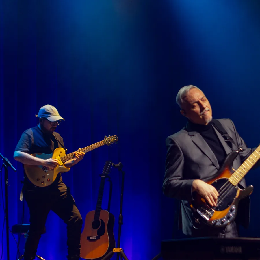 Sebastián Henríquez en guitarra junto a Pedro Aznar en vivo